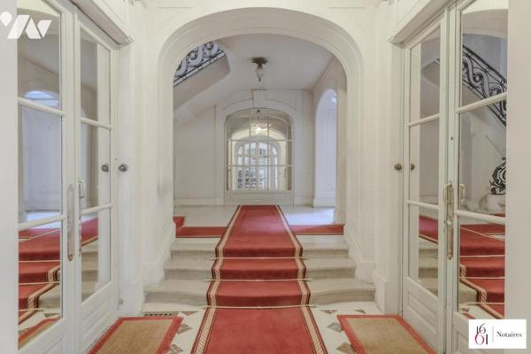 APPARTEMENT D'EXCEPTION de 256 m2 Avenue de Wagram Proche du Parc Monceau