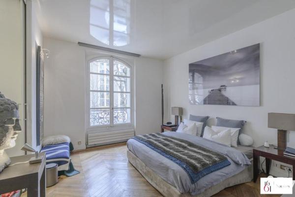 APPARTEMENT D'EXCEPTION de 256 m2 Avenue de Wagram Proche du Parc Monceau
