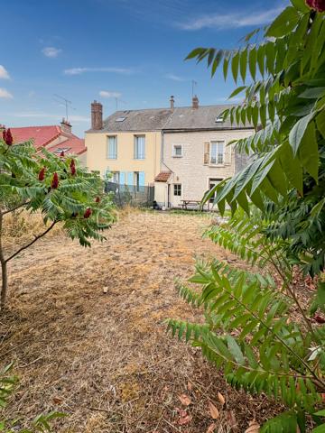 Venez découvrir cette agréable maison familiale de 127 m² édifiée sur un terrain de 306 m² repartie en deux étages. Elle se compose d'une entrée, d'une cuisine aménagée et équipée, d'un salon séjour ainsi que de 4 chambres, idéales pour une famille. Côté confort , vous disposerez d'une salle de bain avec wc et d'une salle d'eau d'eau avec wc. La maison bénéficie également d'une cave, d'un garage avec grenier offrant un espace de rangement supplémentaire. Emplacement privilégié : Gare Rer C à seulement 5 minutes en voiture - Ecoles et commerces accessibles à pied - Gare d'Austerlitz à 40 minutes environ.