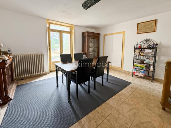 Venez découvrir cette agréable maison familiale de 127 m² édifiée sur un terrain de 306 m² repartie en deux étages. Elle se compose d'une entrée, d'une cuisine aménagée et équipée, d'un salon séjour ainsi que de 4 chambres, idéales pour une famille. Côté confort , vous disposerez d'une salle de bain avec wc et d'une salle d'eau d'eau avec wc. La maison bénéficie également d'une cave, d'un garage avec grenier offrant un espace de rangement supplémentaire. Emplacement privilégié : Gare Rer C à seulement 5 minutes en voiture - Ecoles et commerces accessibles à pied - Gare d'Austerlitz à 40 minutes environ.