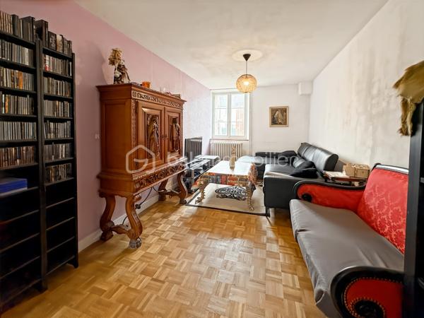 Venez découvrir cette agréable maison familiale de 127 m² édifiée sur un terrain de 306 m² repartie en deux étages. Elle se compose d'une entrée, d'une cuisine aménagée et équipée, d'un salon séjour ainsi que de 4 chambres, idéales pour une famille. Côté confort , vous disposerez d'une salle de bain avec wc et d'une salle d'eau d'eau avec wc. La maison bénéficie également d'une cave, d'un garage avec grenier offrant un espace de rangement supplémentaire. Emplacement privilégié : Gare Rer C à seulement 5 minutes en voiture - Ecoles et commerces accessibles à pied - Gare d'Austerlitz à 40 minutes environ.