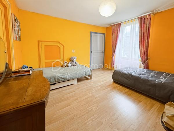 Venez découvrir cette agréable maison familiale de 127 m² édifiée sur un terrain de 306 m² repartie en deux étages. Elle se compose d'une entrée, d'une cuisine aménagée et équipée, d'un salon séjour ainsi que de 4 chambres, idéales pour une famille. Côté confort , vous disposerez d'une salle de bain avec wc et d'une salle d'eau d'eau avec wc. La maison bénéficie également d'une cave, d'un garage avec grenier offrant un espace de rangement supplémentaire. Emplacement privilégié : Gare Rer C à seulement 5 minutes en voiture - Ecoles et commerces accessibles à pied - Gare d'Austerlitz à 40 minutes environ.
