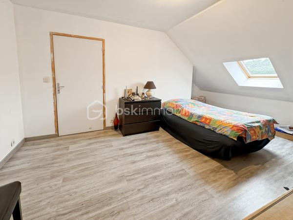 Venez découvrir cette agréable maison familiale de 127 m² édifiée sur un terrain de 306 m² repartie en deux étages. Elle se compose d'une entrée, d'une cuisine aménagée et équipée, d'un salon séjour ainsi que de 4 chambres, idéales pour une famille. Côté confort , vous disposerez d'une salle de bain avec wc et d'une salle d'eau d'eau avec wc. La maison bénéficie également d'une cave, d'un garage avec grenier offrant un espace de rangement supplémentaire. Emplacement privilégié : Gare Rer C à seulement 5 minutes en voiture - Ecoles et commerces accessibles à pied - Gare d'Austerlitz à 40 minutes environ.