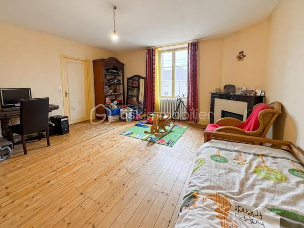 Venez découvrir cette agréable maison familiale de 127 m² édifiée sur un terrain de 306 m² repartie en deux étages. Elle se compose d'une entrée, d'une cuisine aménagée et équipée, d'un salon séjour ainsi que de 4 chambres, idéales pour une famille. Côté confort , vous disposerez d'une salle de bain avec wc et d'une salle d'eau d'eau avec wc. La maison bénéficie également d'une cave, d'un garage avec grenier offrant un espace de rangement supplémentaire. Emplacement privilégié : Gare Rer C à seulement 5 minutes en voiture - Ecoles et commerces accessibles à pied - Gare d'Austerlitz à 40 minutes environ.