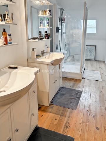 Venez découvrir cette agréable maison familiale de 127 m² édifiée sur un terrain de 306 m² repartie en deux étages. Elle se compose d'une entrée, d'une cuisine aménagée et équipée, d'un salon séjour ainsi que de 4 chambres, idéales pour une famille. Côté confort , vous disposerez d'une salle de bain avec wc et d'une salle d'eau d'eau avec wc. La maison bénéficie également d'une cave, d'un garage avec grenier offrant un espace de rangement supplémentaire. Emplacement privilégié : Gare Rer C à seulement 5 minutes en voiture - Ecoles et commerces accessibles à pied - Gare d'Austerlitz à 40 minutes environ.