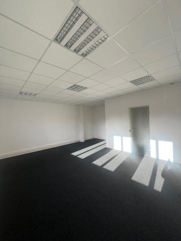 Laval centre ville quartier gare bureaux 80 m2