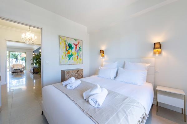 Cannes Croisette : Dans résidence de prestige, 4 pièces, grande terrasse vue mer et annexe