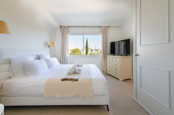 Cannes Croisette : Dans résidence de prestige, 4 pièces, grande terrasse vue mer et annexe