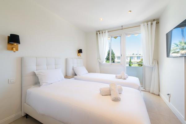Cannes Croisette : Dans résidence de prestige, 4 pièces, grande terrasse vue mer et annexe