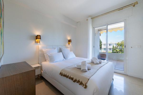 Cannes Croisette : Dans résidence de prestige, 4 pièces, grande terrasse vue mer et annexe