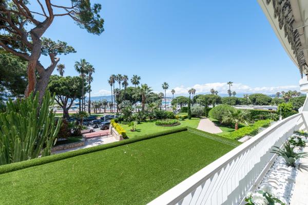 Cannes Croisette : Dans résidence de prestige, 4 pièces, grande terrasse vue mer et annexe