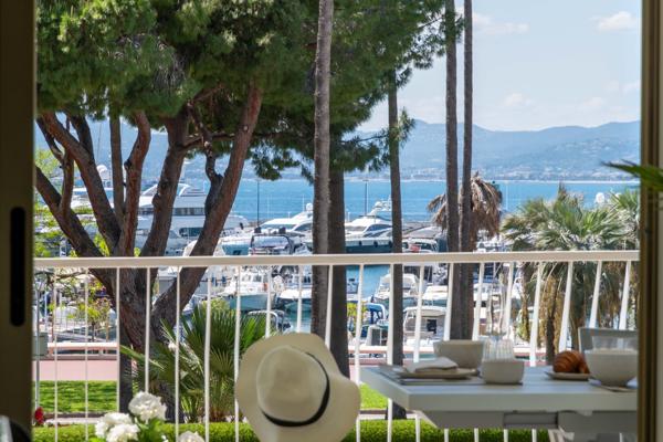 Cannes Croisette : Dans résidence de prestige, 4 pièces, grande terrasse vue mer et annexe