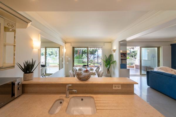 Cannes Croisette : Dans résidence de prestige, 4 pièces, grande terrasse vue mer et annexe