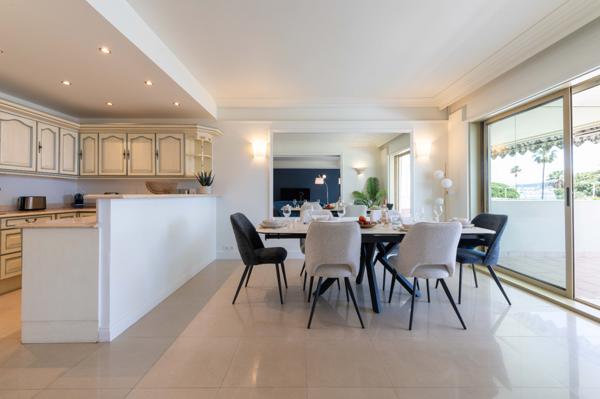 Cannes Croisette : Dans résidence de prestige, 4 pièces, grande terrasse vue mer et annexe