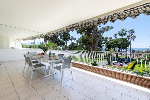 Cannes Croisette : Dans résidence de prestige, 4 pièces, grande terrasse vue mer et annexe