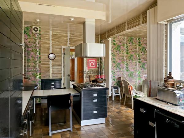 EXCLUSIF ! Maison d'Architecte de 4 chambres dont 2 avec balcons, et piscine