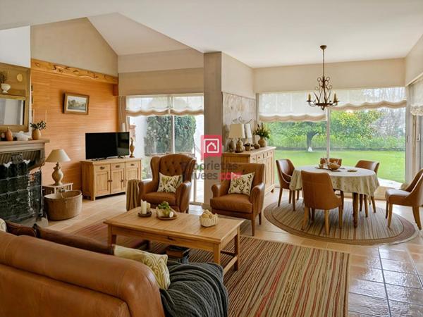 EXCLUSIF ! Maison d'Architecte de 4 chambres dont 2 avec balcons, et piscine