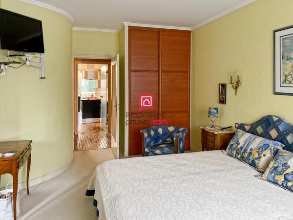 EXCLUSIF ! Maison d'Architecte de 4 chambres dont 2 avec balcons, et piscine