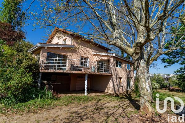 Maison traditionnelle 7 pièces de 200 m² à Sainte-Foy-lès-Lyon (69110)