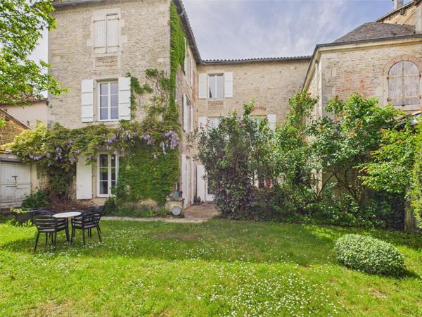 Maison de ville détachée de 9 chambres avec piscine