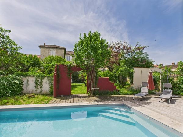 Maison de ville détachée de 9 chambres avec piscine