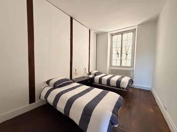 Maison de ville détachée de 9 chambres avec piscine