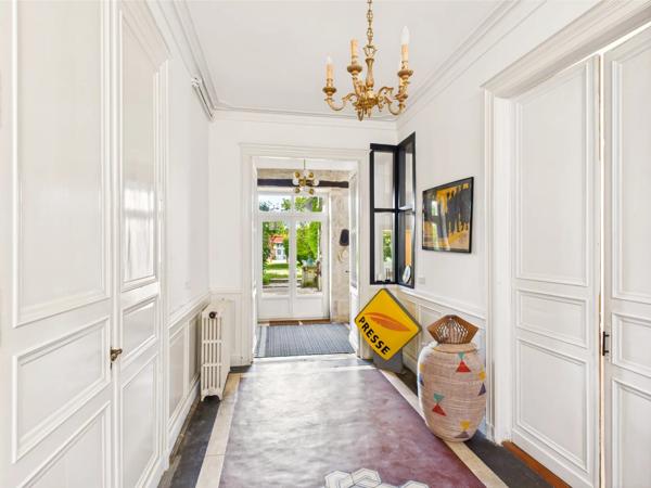 Maison de ville détachée de 9 chambres avec piscine