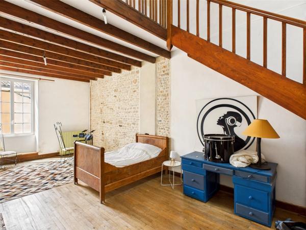 Maison de ville détachée de 9 chambres avec piscine