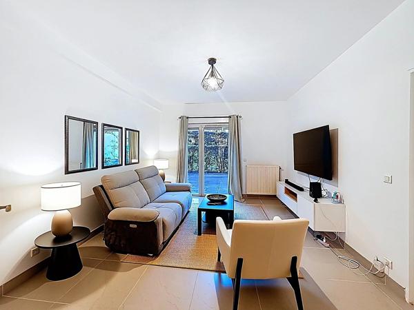 Vente                                                      Appartement
                        
                     2 pièces                      50 m2                     à Créteil