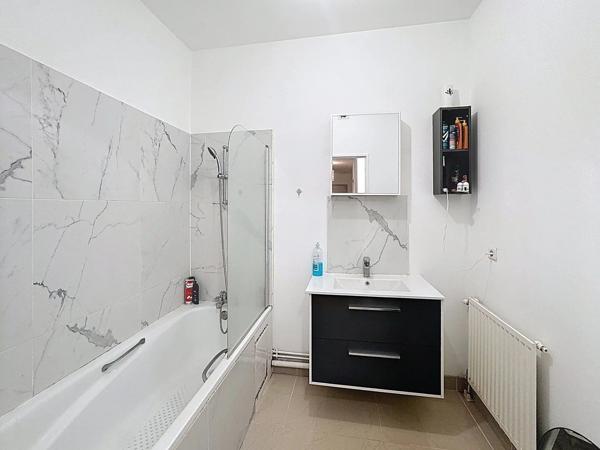 Vente                                                      Appartement
                        
                     2 pièces                      50 m2                     à Créteil