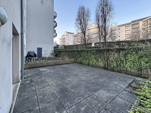 Vente                                                      Appartement
                        
                     2 pièces                      50 m2                     à Créteil
