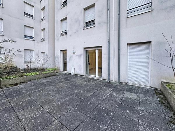 Vente                                                      Appartement
                        
                     2 pièces                      50 m2                     à Créteil