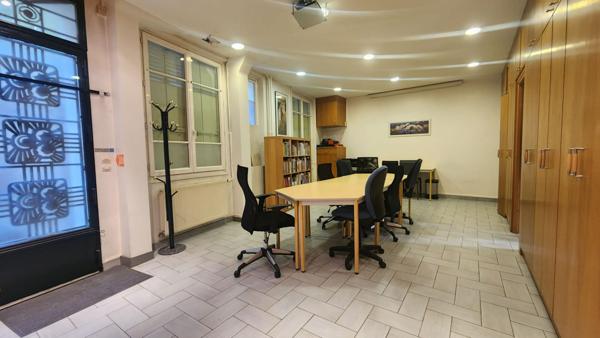 Bureaux commerciaux ou professionnels 63 m² + cour privative3