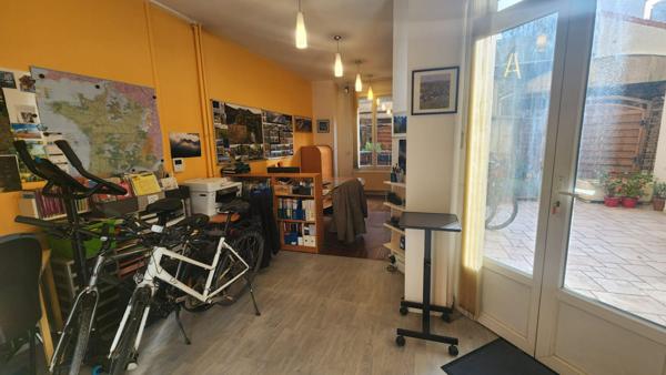 Bureaux commerciaux ou professionnels 63 m² + cour privative3