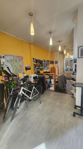 Bureaux commerciaux ou professionnels 63 m² + cour privative3