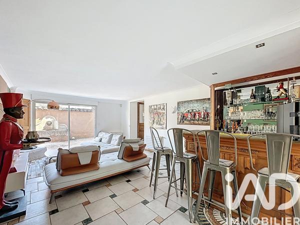 Maison à vendre 11 pièces 399 m² Saint-Saturnin-lès-Avignon