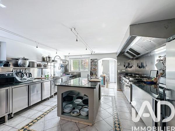 Maison à vendre 11 pièces 399 m² Saint-Saturnin-lès-Avignon