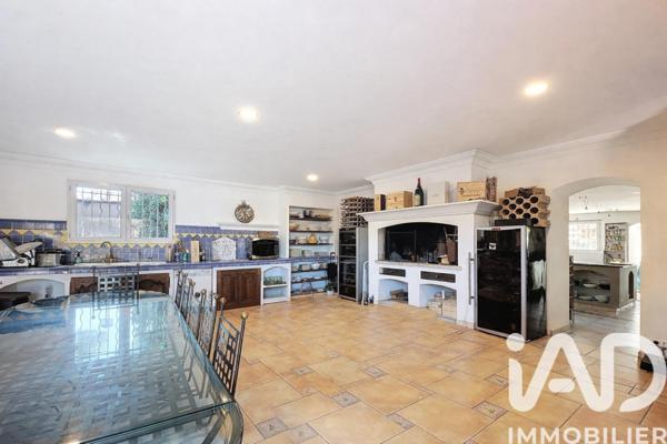 Maison à vendre 11 pièces 399 m² Saint-Saturnin-lès-Avignon