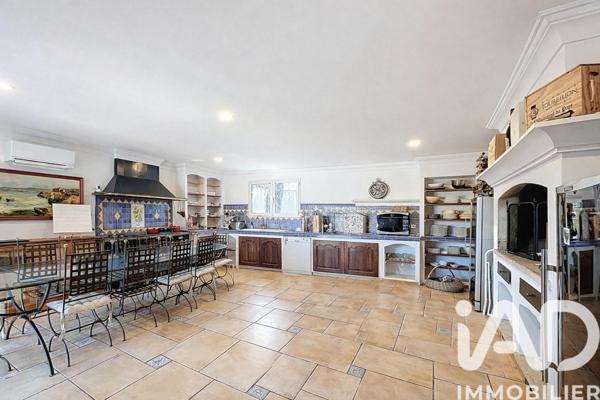 Maison à vendre 11 pièces 399 m² Saint-Saturnin-lès-Avignon