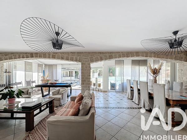 Maison à vendre 11 pièces 399 m² Saint-Saturnin-lès-Avignon