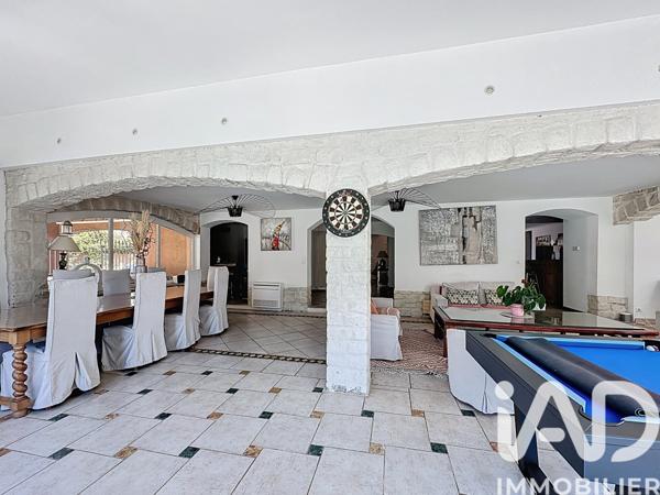 Maison à vendre 11 pièces 399 m² Saint-Saturnin-lès-Avignon
