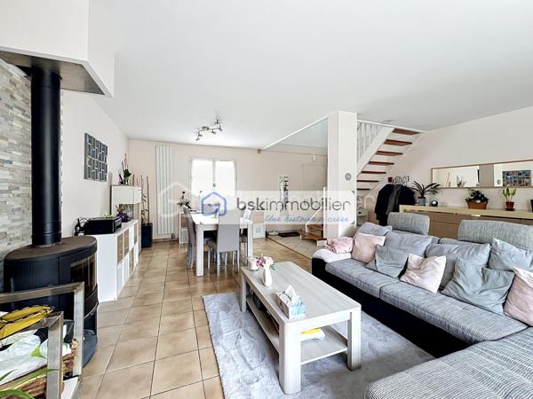 Coup de cœur assuré pour cette belle maison individuelle nichée dans une impasse au calme, à deux pas du centre-ville historique de Mennecy, et de la Gare (RER D).

Rare sur le secteur : une maison familiale aux volumes généreux, lumineuse, fonctionnelle et idéalement placée pour profiter de tous les avantages du centre-ville à pied.

✨ Un intérieur pensé pour la vie de famille
Au rez-de-chaussée, vous serez immédiatement séduits par le vaste séjour traversant de 43 m², baigné de lumière, sublimé par un poêle à bois chaleureux et offrant un accès direct au jardin. La grande cuisine dînatoire de 21 m² avec son îlot central est un véritable lieu de vie, parfait pour recevoir famille et amis. Une arrière-cuisine/cellier et un WC séparé complètent ce niveau avec praticité.

À l'étage, le palier dessert 4 belles chambres, dont une magnifique suite parentale avec dressing et salle d'eau récente. Une salle de bains et un WC séparé desservent le reste du niveau.

Aux combles entièrement aménagés, un espace bonus très appréciable : une chambre supplémentaire, un bureau (idéal télétravail), un dégagement et une salle d'eau avec WC — parfait pour accueillir des adolescents, des invités ou créer un espace indépendant.

🌳 Extérieur & stationnement
Jardin clos de 266 m² sans vis-à-vis, véritable bulle en plein centre-ville. 

Garage double avec grenier de rangement + 2 places de stationnement : un confort rare dans le secteur.

📍 Une localisation exceptionnelle — TOUT À PIED
* 🚆 Gare de Mennecy (RER D) à quelques minutes 
* 🏰 Château de Mennecy et son parc à proximité immédiate
* 🛍️ Commerces, boulangeries, boucheries, épiceries, bureau de poste au pied de la maison
* 🎓 Écoles maternelle, primaire, collège et lycée à moins de 10 min à pied
* 👶 4 crèches à proximité
* 🚌 9 lignes de bus à quelques pas
* 🎬 Cinéma Confluences, conservatoire, bibliothèque, bowling
* 🥕 Marché de la Place de la Mairie qui anime le quartier

💎 LES + DE CETTE MAISON
✅ Emplacement N°1 — centre-ville en impasse, au calme ✅ 6 chambres — idéale grande famille ou télétravail ✅ Volumes généreux et lumineux ✅ Suite parentale avec salle d'eau récente ✅ Garage double + 2 places de parking ✅ Jardin sans vis-à-vis ✅ Volets aluminium ✅ Combles entièrement aménagés

🔑 Une maison rare alliant charme, espace et emplacement premium. Les biens de cette qualité en cœur de ville partent vite — ne tardez pas à organiser votre visite !

📞 Contactez-moi dès aujourd'hui pour une visite privilégiée.