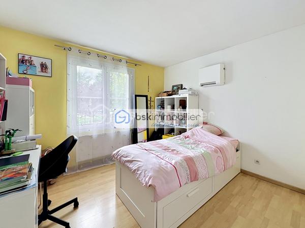 Coup de cœur assuré pour cette belle maison individuelle nichée dans une impasse au calme, à deux pas du centre-ville historique de Mennecy, et de la Gare (RER D).

Rare sur le secteur : une maison familiale aux volumes généreux, lumineuse, fonctionnelle et idéalement placée pour profiter de tous les avantages du centre-ville à pied.

✨ Un intérieur pensé pour la vie de famille
Au rez-de-chaussée, vous serez immédiatement séduits par le vaste séjour traversant de 43 m², baigné de lumière, sublimé par un poêle à bois chaleureux et offrant un accès direct au jardin. La grande cuisine dînatoire de 21 m² avec son îlot central est un véritable lieu de vie, parfait pour recevoir famille et amis. Une arrière-cuisine/cellier et un WC séparé complètent ce niveau avec praticité.

À l'étage, le palier dessert 4 belles chambres, dont une magnifique suite parentale avec dressing et salle d'eau récente. Une salle de bains et un WC séparé desservent le reste du niveau.

Aux combles entièrement aménagés, un espace bonus très appréciable : une chambre supplémentaire, un bureau (idéal télétravail), un dégagement et une salle d'eau avec WC — parfait pour accueillir des adolescents, des invités ou créer un espace indépendant.

🌳 Extérieur & stationnement
Jardin clos de 266 m² sans vis-à-vis, véritable bulle en plein centre-ville. 

Garage double avec grenier de rangement + 2 places de stationnement : un confort rare dans le secteur.

📍 Une localisation exceptionnelle — TOUT À PIED
* 🚆 Gare de Mennecy (RER D) à quelques minutes 
* 🏰 Château de Mennecy et son parc à proximité immédiate
* 🛍️ Commerces, boulangeries, boucheries, épiceries, bureau de poste au pied de la maison
* 🎓 Écoles maternelle, primaire, collège et lycée à moins de 10 min à pied
* 👶 4 crèches à proximité
* 🚌 9 lignes de bus à quelques pas
* 🎬 Cinéma Confluences, conservatoire, bibliothèque, bowling
* 🥕 Marché de la Place de la Mairie qui anime le quartier

💎 LES + DE CETTE MAISON
✅ Emplacement N°1 — centre-ville en impasse, au calme ✅ 6 chambres — idéale grande famille ou télétravail ✅ Volumes généreux et lumineux ✅ Suite parentale avec salle d'eau récente ✅ Garage double + 2 places de parking ✅ Jardin sans vis-à-vis ✅ Volets aluminium ✅ Combles entièrement aménagés

🔑 Une maison rare alliant charme, espace et emplacement premium. Les biens de cette qualité en cœur de ville partent vite — ne tardez pas à organiser votre visite !

📞 Contactez-moi dès aujourd'hui pour une visite privilégiée.