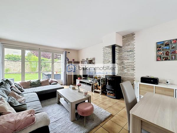 Coup de cœur assuré pour cette belle maison individuelle nichée dans une impasse au calme, à deux pas du centre-ville historique de Mennecy, et de la Gare (RER D).

Rare sur le secteur : une maison familiale aux volumes généreux, lumineuse, fonctionnelle et idéalement placée pour profiter de tous les avantages du centre-ville à pied.

✨ Un intérieur pensé pour la vie de famille
Au rez-de-chaussée, vous serez immédiatement séduits par le vaste séjour traversant de 43 m², baigné de lumière, sublimé par un poêle à bois chaleureux et offrant un accès direct au jardin. La grande cuisine dînatoire de 21 m² avec son îlot central est un véritable lieu de vie, parfait pour recevoir famille et amis. Une arrière-cuisine/cellier et un WC séparé complètent ce niveau avec praticité.

À l'étage, le palier dessert 4 belles chambres, dont une magnifique suite parentale avec dressing et salle d'eau récente. Une salle de bains et un WC séparé desservent le reste du niveau.

Aux combles entièrement aménagés, un espace bonus très appréciable : une chambre supplémentaire, un bureau (idéal télétravail), un dégagement et une salle d'eau avec WC — parfait pour accueillir des adolescents, des invités ou créer un espace indépendant.

🌳 Extérieur & stationnement
Jardin clos de 266 m² sans vis-à-vis, véritable bulle en plein centre-ville. 

Garage double avec grenier de rangement + 2 places de stationnement : un confort rare dans le secteur.

📍 Une localisation exceptionnelle — TOUT À PIED
* 🚆 Gare de Mennecy (RER D) à quelques minutes 
* 🏰 Château de Mennecy et son parc à proximité immédiate
* 🛍️ Commerces, boulangeries, boucheries, épiceries, bureau de poste au pied de la maison
* 🎓 Écoles maternelle, primaire, collège et lycée à moins de 10 min à pied
* 👶 4 crèches à proximité
* 🚌 9 lignes de bus à quelques pas
* 🎬 Cinéma Confluences, conservatoire, bibliothèque, bowling
* 🥕 Marché de la Place de la Mairie qui anime le quartier

💎 LES + DE CETTE MAISON
✅ Emplacement N°1 — centre-ville en impasse, au calme ✅ 6 chambres — idéale grande famille ou télétravail ✅ Volumes généreux et lumineux ✅ Suite parentale avec salle d'eau récente ✅ Garage double + 2 places de parking ✅ Jardin sans vis-à-vis ✅ Volets aluminium ✅ Combles entièrement aménagés

🔑 Une maison rare alliant charme, espace et emplacement premium. Les biens de cette qualité en cœur de ville partent vite — ne tardez pas à organiser votre visite !

📞 Contactez-moi dès aujourd'hui pour une visite privilégiée.