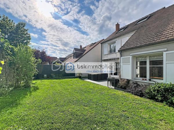 Coup de cœur assuré pour cette belle maison individuelle nichée dans une impasse au calme, à deux pas du centre-ville historique de Mennecy, et de la Gare (RER D).

Rare sur le secteur : une maison familiale aux volumes généreux, lumineuse, fonctionnelle et idéalement placée pour profiter de tous les avantages du centre-ville à pied.

✨ Un intérieur pensé pour la vie de famille
Au rez-de-chaussée, vous serez immédiatement séduits par le vaste séjour traversant de 43 m², baigné de lumière, sublimé par un poêle à bois chaleureux et offrant un accès direct au jardin. La grande cuisine dînatoire de 21 m² avec son îlot central est un véritable lieu de vie, parfait pour recevoir famille et amis. Une arrière-cuisine/cellier et un WC séparé complètent ce niveau avec praticité.

À l'étage, le palier dessert 4 belles chambres, dont une magnifique suite parentale avec dressing et salle d'eau récente. Une salle de bains et un WC séparé desservent le reste du niveau.

Aux combles entièrement aménagés, un espace bonus très appréciable : une chambre supplémentaire, un bureau (idéal télétravail), un dégagement et une salle d'eau avec WC — parfait pour accueillir des adolescents, des invités ou créer un espace indépendant.

🌳 Extérieur & stationnement
Jardin clos de 266 m² sans vis-à-vis, véritable bulle en plein centre-ville. 

Garage double avec grenier de rangement + 2 places de stationnement : un confort rare dans le secteur.

📍 Une localisation exceptionnelle — TOUT À PIED
* 🚆 Gare de Mennecy (RER D) à quelques minutes 
* 🏰 Château de Mennecy et son parc à proximité immédiate
* 🛍️ Commerces, boulangeries, boucheries, épiceries, bureau de poste au pied de la maison
* 🎓 Écoles maternelle, primaire, collège et lycée à moins de 10 min à pied
* 👶 4 crèches à proximité
* 🚌 9 lignes de bus à quelques pas
* 🎬 Cinéma Confluences, conservatoire, bibliothèque, bowling
* 🥕 Marché de la Place de la Mairie qui anime le quartier

💎 LES + DE CETTE MAISON
✅ Emplacement N°1 — centre-ville en impasse, au calme ✅ 6 chambres — idéale grande famille ou télétravail ✅ Volumes généreux et lumineux ✅ Suite parentale avec salle d'eau récente ✅ Garage double + 2 places de parking ✅ Jardin sans vis-à-vis ✅ Volets aluminium ✅ Combles entièrement aménagés

🔑 Une maison rare alliant charme, espace et emplacement premium. Les biens de cette qualité en cœur de ville partent vite — ne tardez pas à organiser votre visite !

📞 Contactez-moi dès aujourd'hui pour une visite privilégiée.