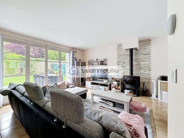 Coup de cœur assuré pour cette belle maison individuelle nichée dans une impasse au calme, à deux pas du centre-ville historique de Mennecy, et de la Gare (RER D).

Rare sur le secteur : une maison familiale aux volumes généreux, lumineuse, fonctionnelle et idéalement placée pour profiter de tous les avantages du centre-ville à pied.

✨ Un intérieur pensé pour la vie de famille
Au rez-de-chaussée, vous serez immédiatement séduits par le vaste séjour traversant de 43 m², baigné de lumière, sublimé par un poêle à bois chaleureux et offrant un accès direct au jardin. La grande cuisine dînatoire de 21 m² avec son îlot central est un véritable lieu de vie, parfait pour recevoir famille et amis. Une arrière-cuisine/cellier et un WC séparé complètent ce niveau avec praticité.

À l'étage, le palier dessert 4 belles chambres, dont une magnifique suite parentale avec dressing et salle d'eau récente. Une salle de bains et un WC séparé desservent le reste du niveau.

Aux combles entièrement aménagés, un espace bonus très appréciable : une chambre supplémentaire, un bureau (idéal télétravail), un dégagement et une salle d'eau avec WC — parfait pour accueillir des adolescents, des invités ou créer un espace indépendant.

🌳 Extérieur & stationnement
Jardin clos de 266 m² sans vis-à-vis, véritable bulle en plein centre-ville. 

Garage double avec grenier de rangement + 2 places de stationnement : un confort rare dans le secteur.

📍 Une localisation exceptionnelle — TOUT À PIED
* 🚆 Gare de Mennecy (RER D) à quelques minutes 
* 🏰 Château de Mennecy et son parc à proximité immédiate
* 🛍️ Commerces, boulangeries, boucheries, épiceries, bureau de poste au pied de la maison
* 🎓 Écoles maternelle, primaire, collège et lycée à moins de 10 min à pied
* 👶 4 crèches à proximité
* 🚌 9 lignes de bus à quelques pas
* 🎬 Cinéma Confluences, conservatoire, bibliothèque, bowling
* 🥕 Marché de la Place de la Mairie qui anime le quartier

💎 LES + DE CETTE MAISON
✅ Emplacement N°1 — centre-ville en impasse, au calme ✅ 6 chambres — idéale grande famille ou télétravail ✅ Volumes généreux et lumineux ✅ Suite parentale avec salle d'eau récente ✅ Garage double + 2 places de parking ✅ Jardin sans vis-à-vis ✅ Volets aluminium ✅ Combles entièrement aménagés

🔑 Une maison rare alliant charme, espace et emplacement premium. Les biens de cette qualité en cœur de ville partent vite — ne tardez pas à organiser votre visite !

📞 Contactez-moi dès aujourd'hui pour une visite privilégiée.