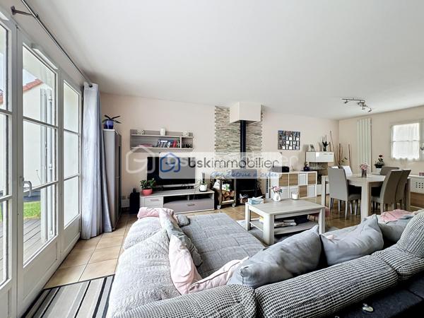 Coup de cœur assuré pour cette belle maison individuelle nichée dans une impasse au calme, à deux pas du centre-ville historique de Mennecy, et de la Gare (RER D).

Rare sur le secteur : une maison familiale aux volumes généreux, lumineuse, fonctionnelle et idéalement placée pour profiter de tous les avantages du centre-ville à pied.

✨ Un intérieur pensé pour la vie de famille
Au rez-de-chaussée, vous serez immédiatement séduits par le vaste séjour traversant de 43 m², baigné de lumière, sublimé par un poêle à bois chaleureux et offrant un accès direct au jardin. La grande cuisine dînatoire de 21 m² avec son îlot central est un véritable lieu de vie, parfait pour recevoir famille et amis. Une arrière-cuisine/cellier et un WC séparé complètent ce niveau avec praticité.

À l'étage, le palier dessert 4 belles chambres, dont une magnifique suite parentale avec dressing et salle d'eau récente. Une salle de bains et un WC séparé desservent le reste du niveau.

Aux combles entièrement aménagés, un espace bonus très appréciable : une chambre supplémentaire, un bureau (idéal télétravail), un dégagement et une salle d'eau avec WC — parfait pour accueillir des adolescents, des invités ou créer un espace indépendant.

🌳 Extérieur & stationnement
Jardin clos de 266 m² sans vis-à-vis, véritable bulle en plein centre-ville. 

Garage double avec grenier de rangement + 2 places de stationnement : un confort rare dans le secteur.

📍 Une localisation exceptionnelle — TOUT À PIED
* 🚆 Gare de Mennecy (RER D) à quelques minutes 
* 🏰 Château de Mennecy et son parc à proximité immédiate
* 🛍️ Commerces, boulangeries, boucheries, épiceries, bureau de poste au pied de la maison
* 🎓 Écoles maternelle, primaire, collège et lycée à moins de 10 min à pied
* 👶 4 crèches à proximité
* 🚌 9 lignes de bus à quelques pas
* 🎬 Cinéma Confluences, conservatoire, bibliothèque, bowling
* 🥕 Marché de la Place de la Mairie qui anime le quartier

💎 LES + DE CETTE MAISON
✅ Emplacement N°1 — centre-ville en impasse, au calme ✅ 6 chambres — idéale grande famille ou télétravail ✅ Volumes généreux et lumineux ✅ Suite parentale avec salle d'eau récente ✅ Garage double + 2 places de parking ✅ Jardin sans vis-à-vis ✅ Volets aluminium ✅ Combles entièrement aménagés

🔑 Une maison rare alliant charme, espace et emplacement premium. Les biens de cette qualité en cœur de ville partent vite — ne tardez pas à organiser votre visite !

📞 Contactez-moi dès aujourd'hui pour une visite privilégiée.