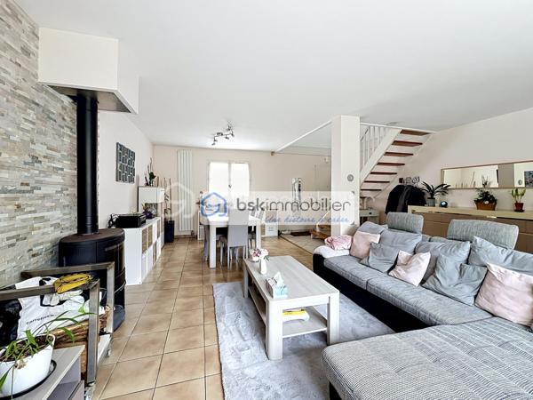 Coup de cœur assuré pour cette belle maison individuelle nichée dans une impasse au calme, à deux pas du centre-ville historique de Mennecy, et de la Gare (RER D).

Rare sur le secteur : une maison familiale aux volumes généreux, lumineuse, fonctionnelle et idéalement placée pour profiter de tous les avantages du centre-ville à pied.

✨ Un intérieur pensé pour la vie de famille
Au rez-de-chaussée, vous serez immédiatement séduits par le vaste séjour traversant de 43 m², baigné de lumière, sublimé par un poêle à bois chaleureux et offrant un accès direct au jardin. La grande cuisine dînatoire de 21 m² avec son îlot central est un véritable lieu de vie, parfait pour recevoir famille et amis. Une arrière-cuisine/cellier et un WC séparé complètent ce niveau avec praticité.

À l'étage, le palier dessert 4 belles chambres, dont une magnifique suite parentale avec dressing et salle d'eau récente. Une salle de bains et un WC séparé desservent le reste du niveau.

Aux combles entièrement aménagés, un espace bonus très appréciable : une chambre supplémentaire, un bureau (idéal télétravail), un dégagement et une salle d'eau avec WC — parfait pour accueillir des adolescents, des invités ou créer un espace indépendant.

🌳 Extérieur & stationnement
Jardin clos de 266 m² sans vis-à-vis, véritable bulle en plein centre-ville. 

Garage double avec grenier de rangement + 2 places de stationnement : un confort rare dans le secteur.

📍 Une localisation exceptionnelle — TOUT À PIED
* 🚆 Gare de Mennecy (RER D) à quelques minutes 
* 🏰 Château de Mennecy et son parc à proximité immédiate
* 🛍️ Commerces, boulangeries, boucheries, épiceries, bureau de poste au pied de la maison
* 🎓 Écoles maternelle, primaire, collège et lycée à moins de 10 min à pied
* 👶 4 crèches à proximité
* 🚌 9 lignes de bus à quelques pas
* 🎬 Cinéma Confluences, conservatoire, bibliothèque, bowling
* 🥕 Marché de la Place de la Mairie qui anime le quartier

💎 LES + DE CETTE MAISON
✅ Emplacement N°1 — centre-ville en impasse, au calme ✅ 6 chambres — idéale grande famille ou télétravail ✅ Volumes généreux et lumineux ✅ Suite parentale avec salle d'eau récente ✅ Garage double + 2 places de parking ✅ Jardin sans vis-à-vis ✅ Volets aluminium ✅ Combles entièrement aménagés

🔑 Une maison rare alliant charme, espace et emplacement premium. Les biens de cette qualité en cœur de ville partent vite — ne tardez pas à organiser votre visite !

📞 Contactez-moi dès aujourd'hui pour une visite privilégiée.