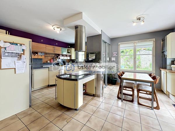 Coup de cœur assuré pour cette belle maison individuelle nichée dans une impasse au calme, à deux pas du centre-ville historique de Mennecy, et de la Gare (RER D).

Rare sur le secteur : une maison familiale aux volumes généreux, lumineuse, fonctionnelle et idéalement placée pour profiter de tous les avantages du centre-ville à pied.

✨ Un intérieur pensé pour la vie de famille
Au rez-de-chaussée, vous serez immédiatement séduits par le vaste séjour traversant de 43 m², baigné de lumière, sublimé par un poêle à bois chaleureux et offrant un accès direct au jardin. La grande cuisine dînatoire de 21 m² avec son îlot central est un véritable lieu de vie, parfait pour recevoir famille et amis. Une arrière-cuisine/cellier et un WC séparé complètent ce niveau avec praticité.

À l'étage, le palier dessert 4 belles chambres, dont une magnifique suite parentale avec dressing et salle d'eau récente. Une salle de bains et un WC séparé desservent le reste du niveau.

Aux combles entièrement aménagés, un espace bonus très appréciable : une chambre supplémentaire, un bureau (idéal télétravail), un dégagement et une salle d'eau avec WC — parfait pour accueillir des adolescents, des invités ou créer un espace indépendant.

🌳 Extérieur & stationnement
Jardin clos de 266 m² sans vis-à-vis, véritable bulle en plein centre-ville. 

Garage double avec grenier de rangement + 2 places de stationnement : un confort rare dans le secteur.

📍 Une localisation exceptionnelle — TOUT À PIED
* 🚆 Gare de Mennecy (RER D) à quelques minutes 
* 🏰 Château de Mennecy et son parc à proximité immédiate
* 🛍️ Commerces, boulangeries, boucheries, épiceries, bureau de poste au pied de la maison
* 🎓 Écoles maternelle, primaire, collège et lycée à moins de 10 min à pied
* 👶 4 crèches à proximité
* 🚌 9 lignes de bus à quelques pas
* 🎬 Cinéma Confluences, conservatoire, bibliothèque, bowling
* 🥕 Marché de la Place de la Mairie qui anime le quartier

💎 LES + DE CETTE MAISON
✅ Emplacement N°1 — centre-ville en impasse, au calme ✅ 6 chambres — idéale grande famille ou télétravail ✅ Volumes généreux et lumineux ✅ Suite parentale avec salle d'eau récente ✅ Garage double + 2 places de parking ✅ Jardin sans vis-à-vis ✅ Volets aluminium ✅ Combles entièrement aménagés

🔑 Une maison rare alliant charme, espace et emplacement premium. Les biens de cette qualité en cœur de ville partent vite — ne tardez pas à organiser votre visite !

📞 Contactez-moi dès aujourd'hui pour une visite privilégiée.