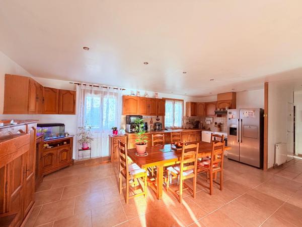 Agréable maison sur sous-sol + garage sur 750 m2